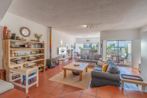 uma sala de estar com um sofá e uma mesa em Casa Cabrita - Surf & Family House in Sagres em Sagres
