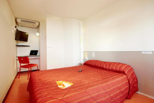 Un dormitorio con una cama con papel amarillo. en Premiere Classe Salon De Provence, en Salon-de-Provence