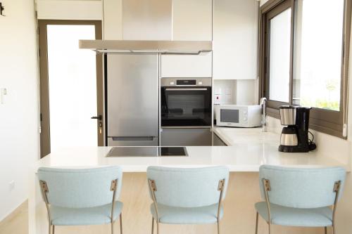 Virtuvė arba virtuvėlė apgyvendinimo įstaigoje Phaedrus Living: Serenity Waves Villas No.11