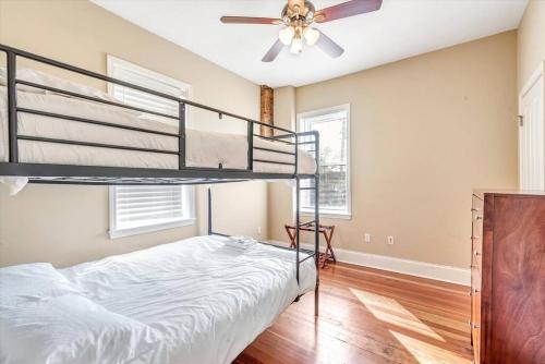 Ein Bett oder Betten in einem Zimmer der Unterkunft Tower Grove Two-Story Cozy Unit for Groups STL side a