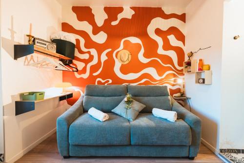 un salon avec un canapé bleu et un tableau dans l'établissement Découvrez Marseille depuis le Panier - Solo/Duo, à Marseille