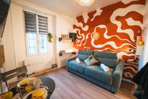 - un salon avec un canapé bleu en face d'un mur dans l'établissement Découvrez Marseille depuis le Panier - Solo/Duo, à Marseille