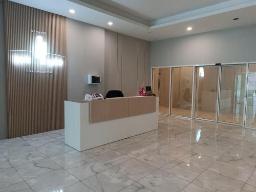 ein Büro mit einer Rezeption in der Lobby in der Unterkunft 19th Floor Sunset Secure Condo with Pool & Fitness & Parking included in price in Skopje