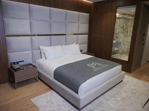 Una cama o camas en una habitación de Marinaj Hotel & SPA