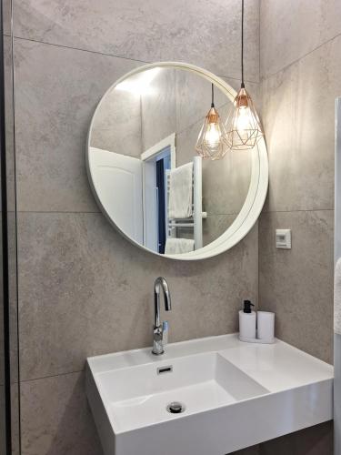 W łazience znajduje się biała umywalka i lustro. w obiekcie Accommodation Iva w mieście Zadar