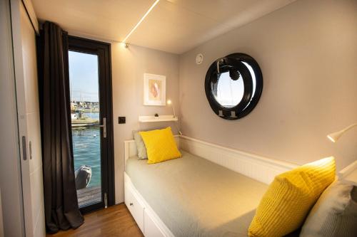 a room with a bench with a window and a mirror at The Homeboat Company Sant'Elmo-Cagliari in Cagliari