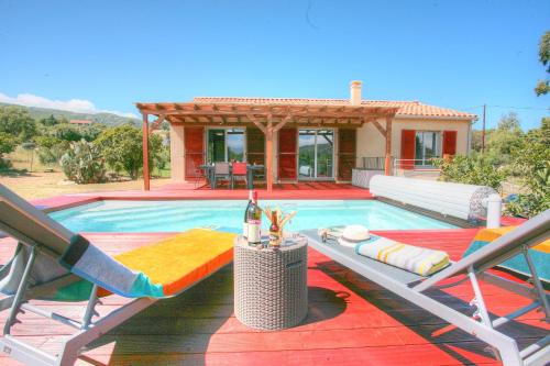 une villa avec piscine et une maison dans l'établissement Villa Saint Florent - Terrace and swimming pool, à Santo-Pietro-di-Tenda