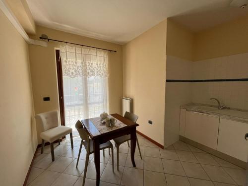 een keuken met een tafel en stoelen in een kamer bij Tempio del Sole in Terni