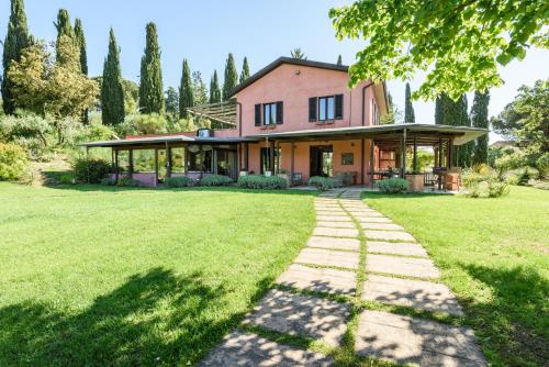una casa con un patio de césped con un camino en Villa San Gimignano View, en Strada