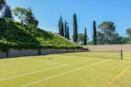 Tenis a/nebo squash v ubytování Villa San Gimignano View by Mmega nebo okolí