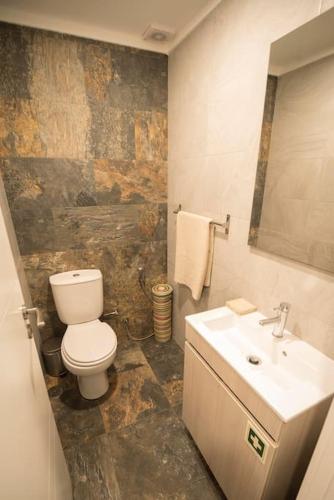 a bathroom with a toilet and a sink at Casa do Sol Nascente in Foz do Arelho