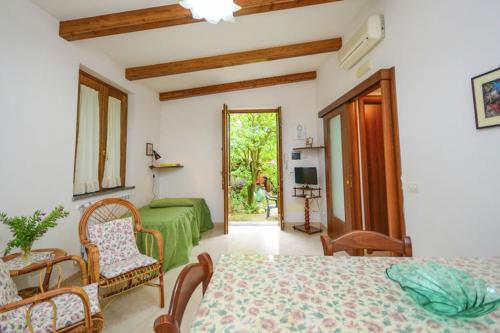 Posezení v ubytování One bedroom apartement with sea view enclosed garden and wifi at Sorrento 1 km away from the beach