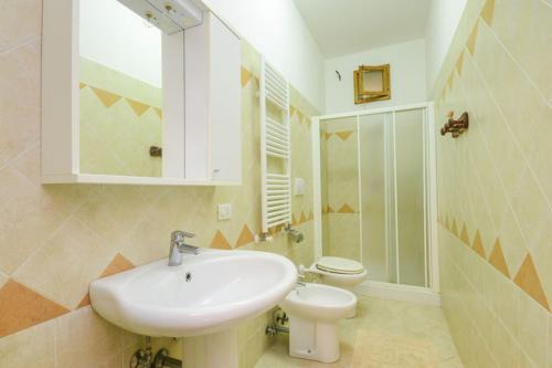 Koupelna v ubytování One bedroom apartement with sea view enclosed garden and wifi at Sorrento 1 km away from the beach