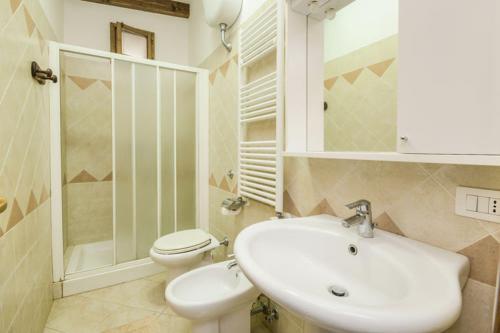 een badkamer met een wastafel en een toilet bij One bedroom house with sea view enclosed garden and wifi at Sorrento 1 km away from the beach in Sorrento