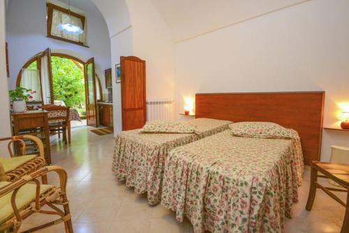 een hotelkamer met 2 bedden en een tafel bij One bedroom house with sea view enclosed garden and wifi at Sorrento 1 km away from the beach in Sorrento