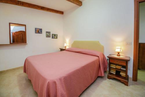 een slaapkamer met een roze bed en een spiegel bij One bedroom apartement with sea view enclosed garden and wifi at Sorrento 1 km away from the beach in Sorrento