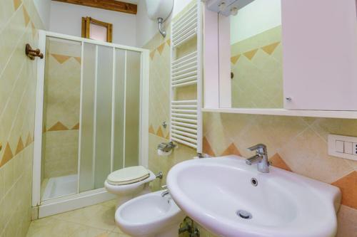 een badkamer met een wastafel en een toilet bij One bedroom apartement with sea view enclosed garden and wifi at Sorrento 1 km away from the beach in Sorrento