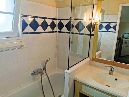 ein Badezimmer mit Dusche und Waschbecken in der Unterkunft Alouette Piscines chauffees in Saint-Hilaire-de-Talmont