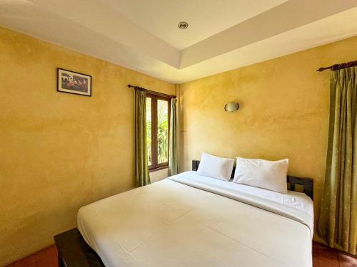 Postel nebo postele na pokoji v ubytování Baan Bali Beach Resort Pranburi