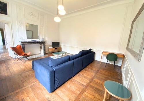 un salon avec un canapé bleu et une table dans l'établissement Le Cordeliers #18 - Poitiers - LaConciergerie, à Poitiers