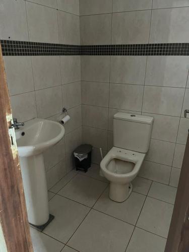 ein Bad mit einem WC und einem Waschbecken in der Unterkunft Apt Rondônia rual show in Ji-Paraná