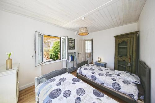 Postel nebo postele na pokoji v ubytování Le Cottage du Moulin - 15min du Mont Saint-Michel