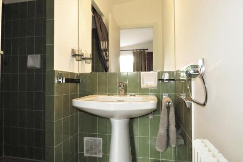 une salle de bain avec un lavabo et un miroir dans l'établissement Villa Perdrix, à Grimaud