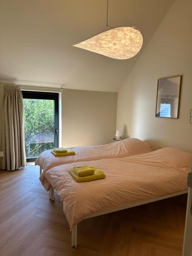 Postel nebo postele na pokoji v ubytování Living Lodges - Designer Lodge - Scandi Lodge