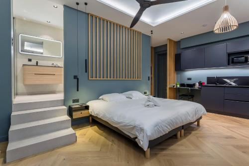 une chambre avec un grand lit et un escalier dans l'établissement Love Room Balneo Sauna Pierre Corneille !, à Lyon