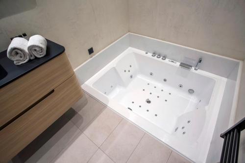 Love Room Balneo Sauna Pierre Corneille ! photo 11