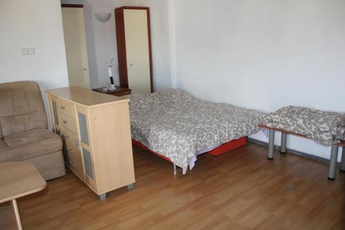 1 dormitorio con 1 cama, vestidor y silla en Vejmenek, 