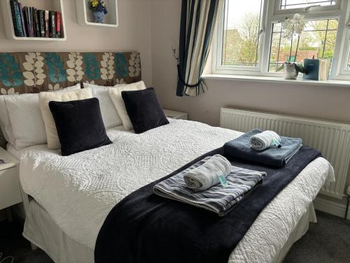 um quarto com uma cama com toalhas em Little Acorns em Saint Albans