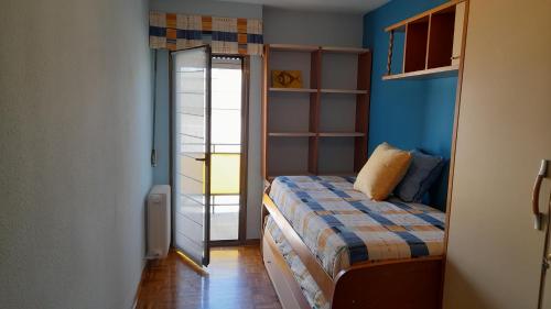 a small bedroom with a bed and a mirror at Soria Naturaleza in Soria