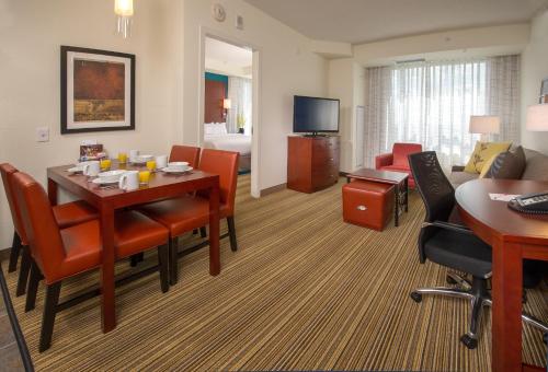 TV o dispositivi per l'intrattenimento presso Residence Inn by Marriott Arlington Ballston