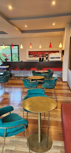 a cafeteria with tables and chairs and a bar at Olympic Village Hotel & SPA in Olympia