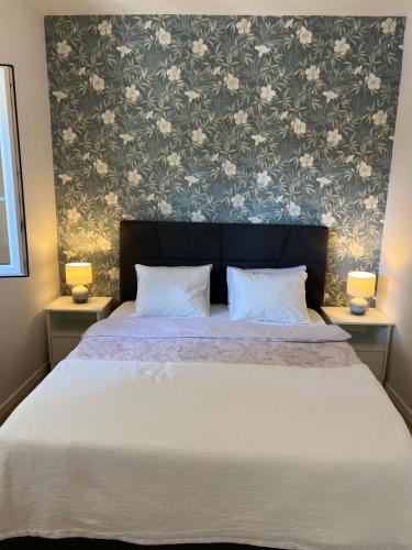 um quarto com uma cama com papel de parede floral em Apartments Mia em Bibinje
