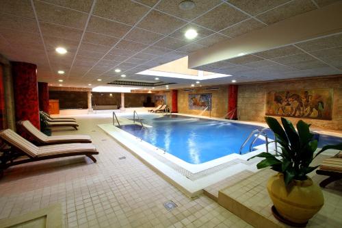 a large swimming pool in a hotel room at Apartamentos turísticos Jardines del Plaza in Peniscola