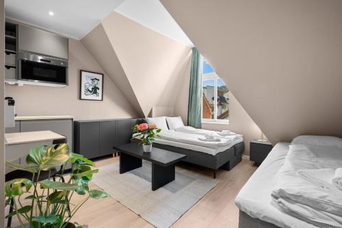 Habitación pequeña con 2 camas y mesa. en Bohemian en Bergen