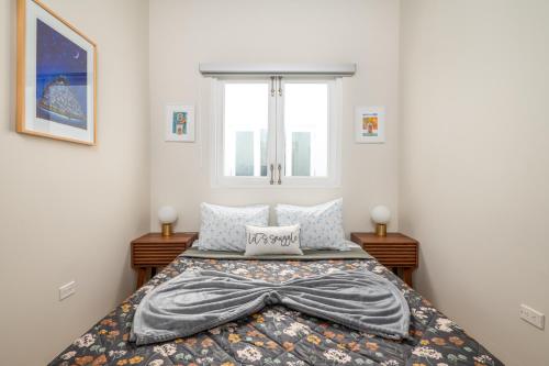 2-BR Apt centrally located in OSJ!にあるベッド