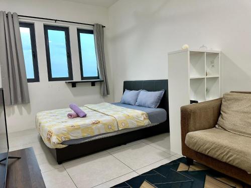 1 dormitorio pequeño con 1 cama y 1 sofá en Dreamy Cozy Studio Meritus Residensi Perai, en Perai