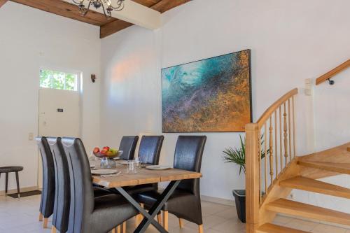 a dining room with a table and a painting on the wall at Denkmalgeschütztes Fachwerkhaus im Zentrum mit Garage in Ibbenbüren