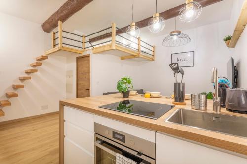 une cuisine avec un évier et un escalier dans l'établissement Studio Aixois Mezzanine, à Aix-en-Provence