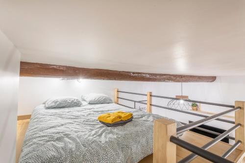 - une chambre avec un lit doté d'un sac jaune dans l'établissement Studio Aixois Mezzanine, à Aix-en-Provence