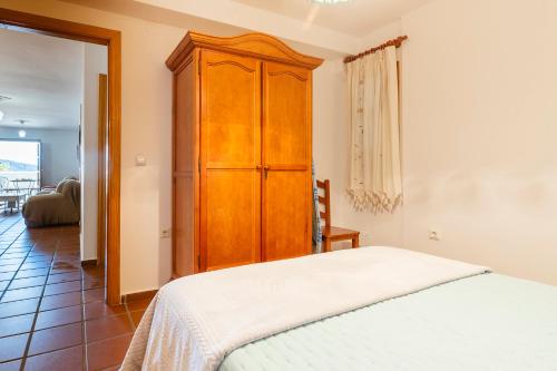 Ένα ή περισσότερα κρεβάτια σε δωμάτιο στο Casa Los Compadres de Capileira con Piscina