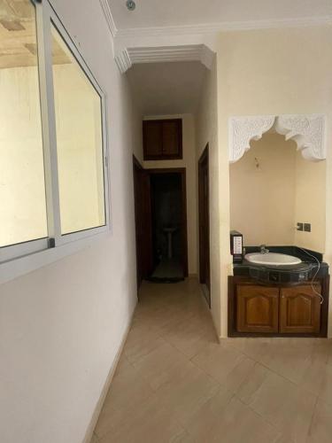 un baño con lavabo y espejo en Appartement calme et Modeste, en Meknès