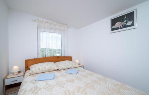 Un dormitorio con una cama con dos libros. en Lovely Apartment In Kavran With Wifi, en Kavran