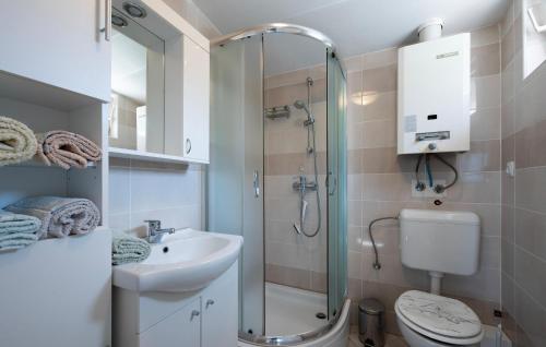 y baño con ducha, aseo y lavamanos. en Lovely Apartment In Kavran With Wifi, en Kavran