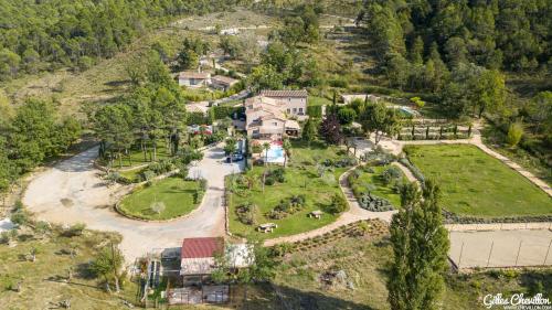 eine Luftansicht eines Hauses auf einem Berg in der Unterkunft DOMAINE jusqu'à 16 personnes - 3 Villas - 3 Piscines in Villecroze