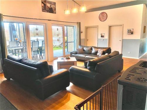 Posezení v ubytování Ferienhaus am See mit Panorama Außensauna, hauseigenem Tretboot uvm.