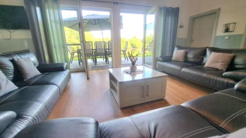 Posezení v ubytování Ferienhaus am See mit Panorama Außensauna, hauseigenem Tretboot uvm.